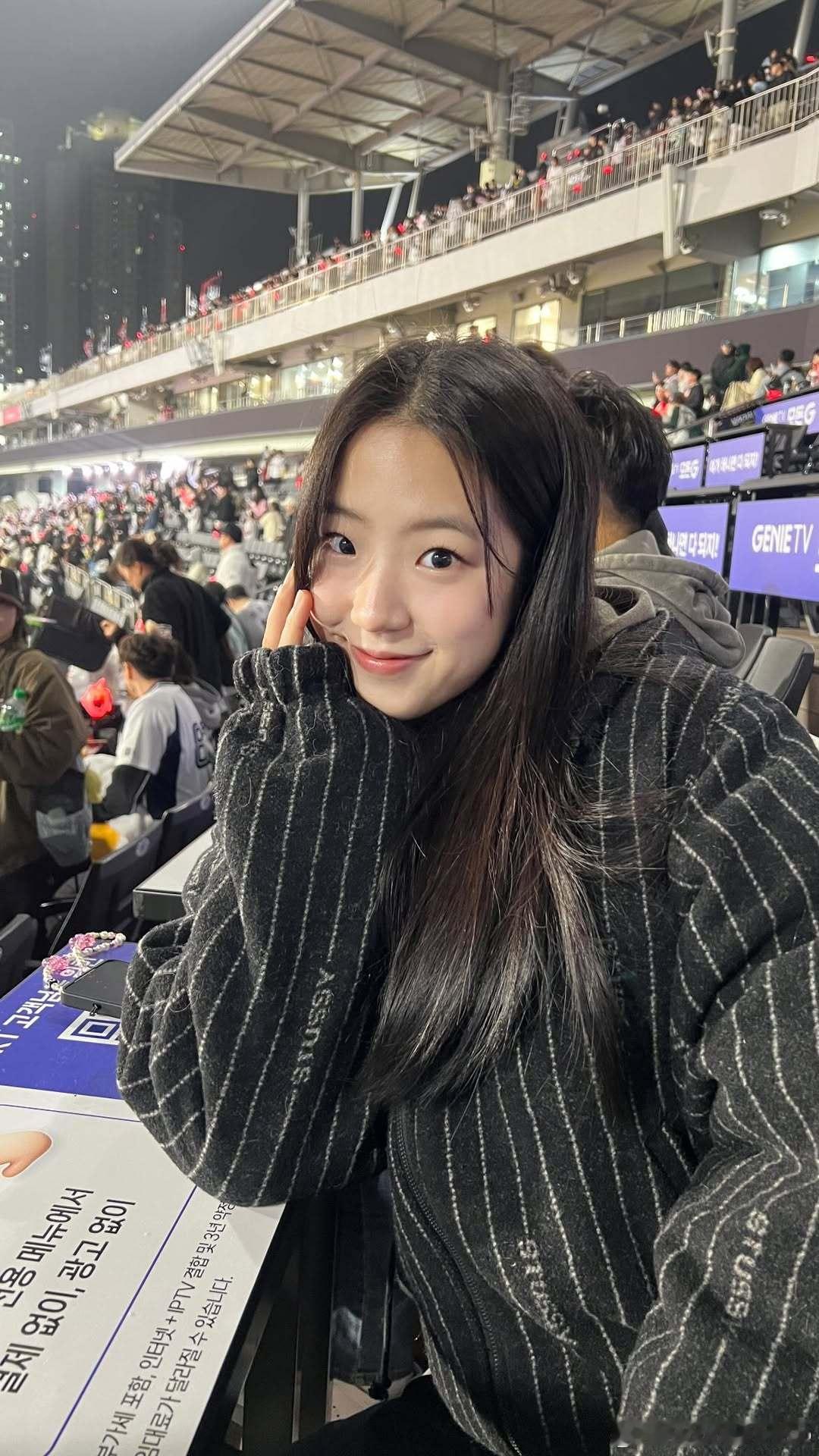 申裕斌去现场看棒球比赛“真的很有趣..⚾️🤍” 