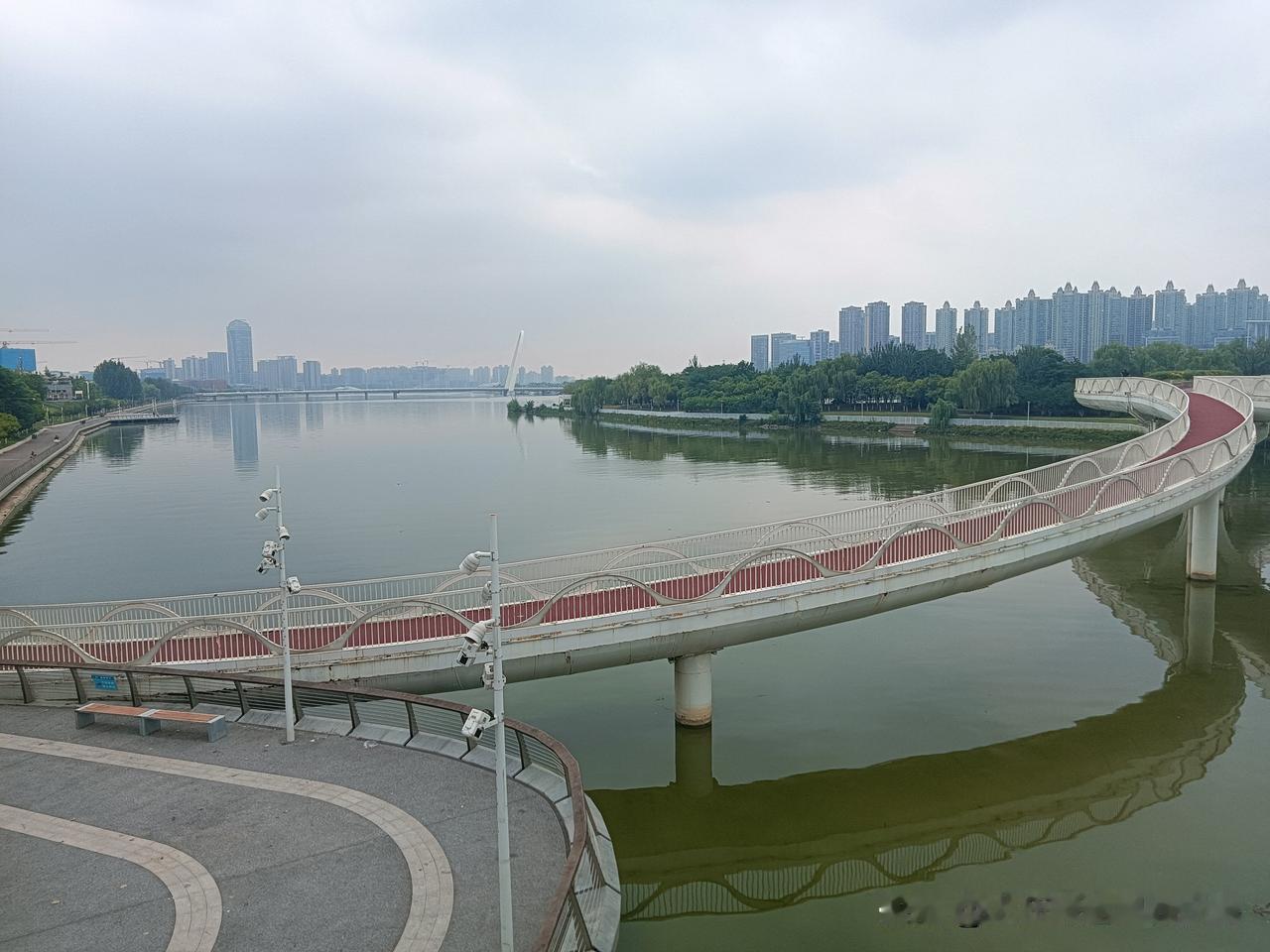 下午我到灞河跟前转了转，本来想着昨天一场暴雨能看看洪水过境的场面，结果站在拦水坝