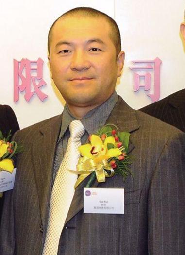 2012年，他离婚分走前妻200亿、买别墅、娶空姐，在伦敦买下了一栋希尔顿酒店，