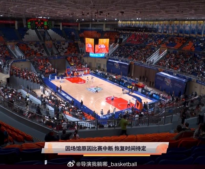 新疆和上海的比赛因场馆下雨漏水中断了，这想很快修好不太容易吧 