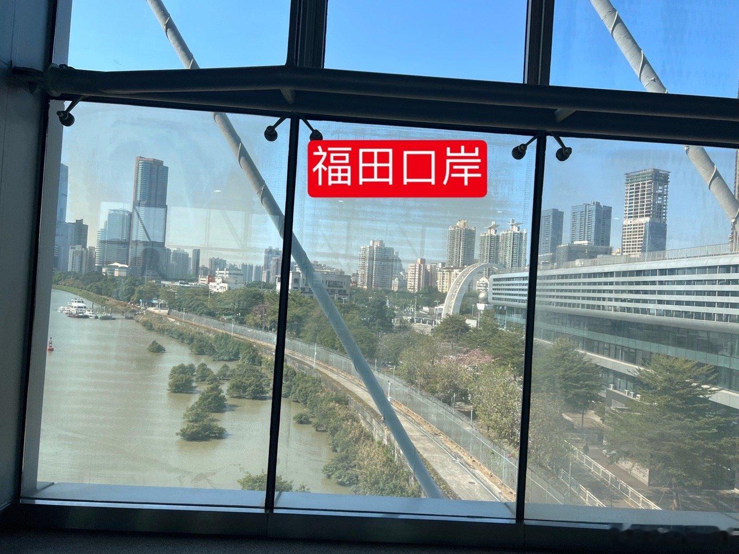 上次去香港，似乎很久远（至少是六七年前了）。久到我的八达通卡已失效，远到星光大道