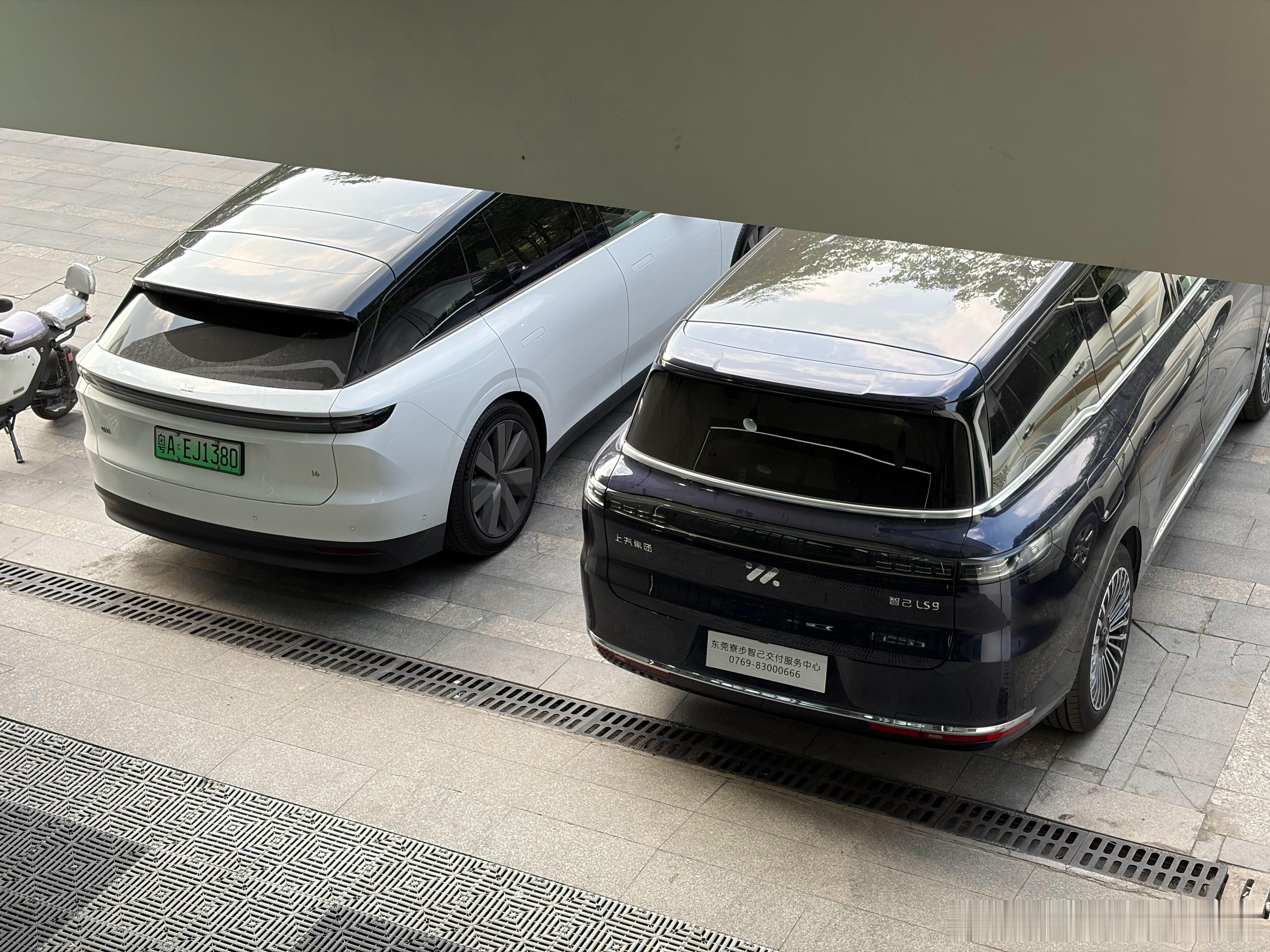 出差了一周，回来看到自己最近提的两台车，纠结开哪一台出门。其实两台我都很想开，也