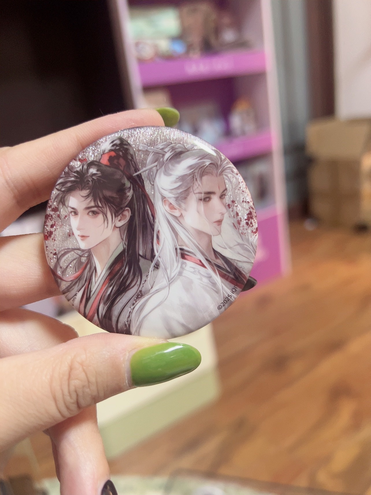 今天整理赴山海的周边才发现，这个秋水沉舟的吧唧好美貌啊！给我看美了谁懂一张脸两种