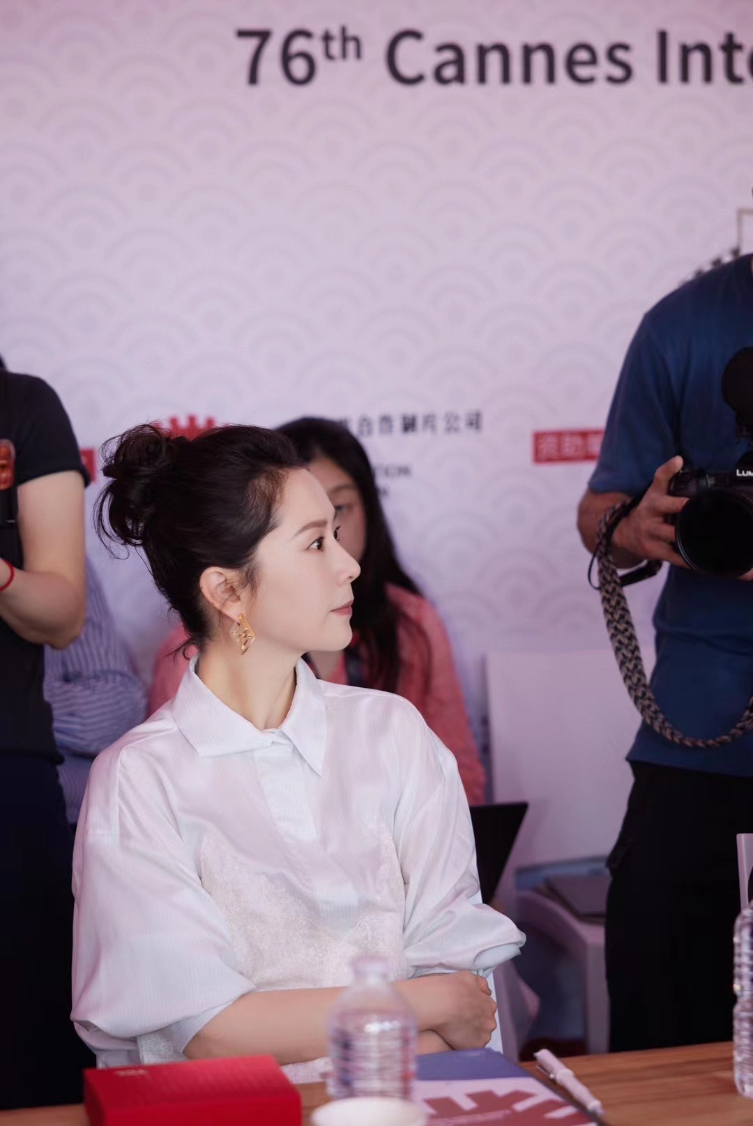 #网友偶遇海清戛纳看电影#  海清戛纳红毯的造型真的是美到我的心坎里了，这也太好