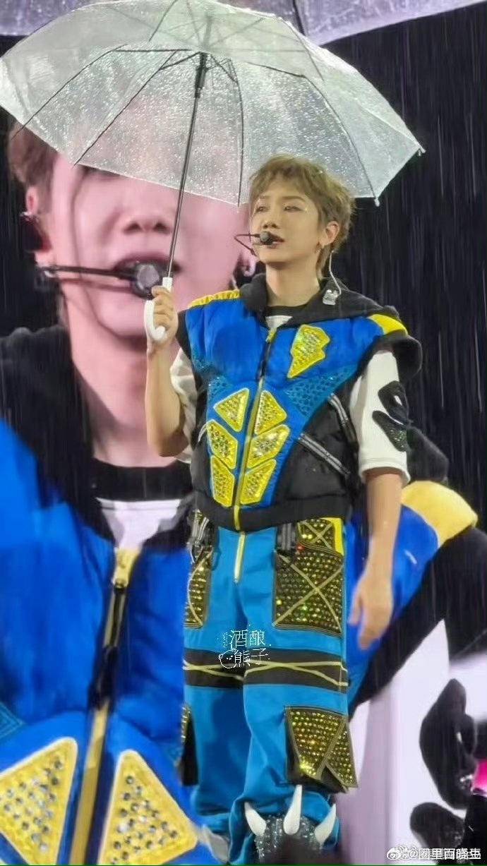 汪苏泷扔雨伞这一下  汪苏泷这一次的演唱会真的是给我们带来surprise啊，太