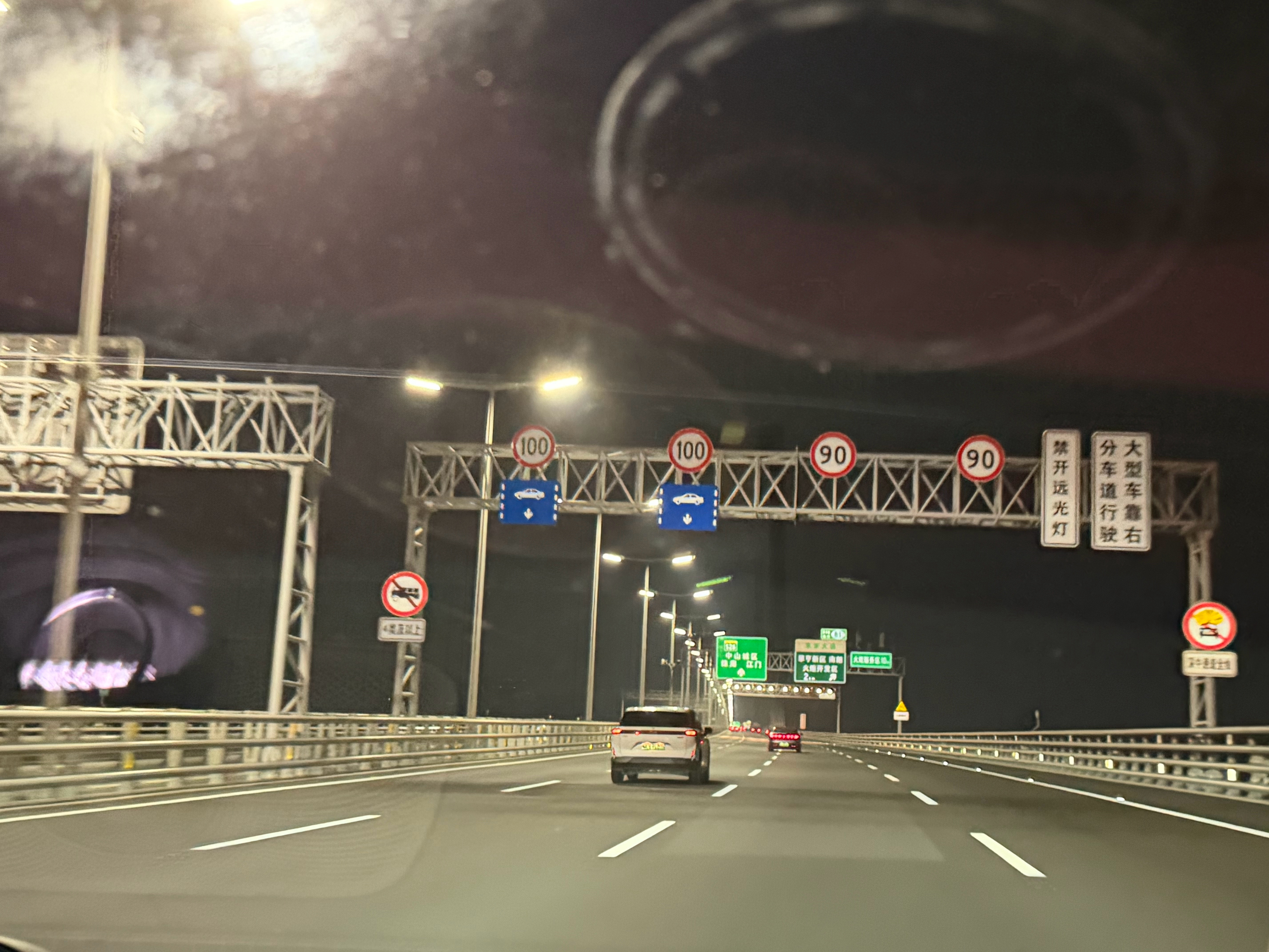 刚从上海落地，同事们来接我去测试场地，明早6点开始拍一台全新车型的测试