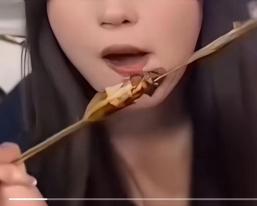 大家都看视频了吗？辽宁某地的三个女孩半夜出去吃烧烤，吃到一半的时候打电话喊男生过