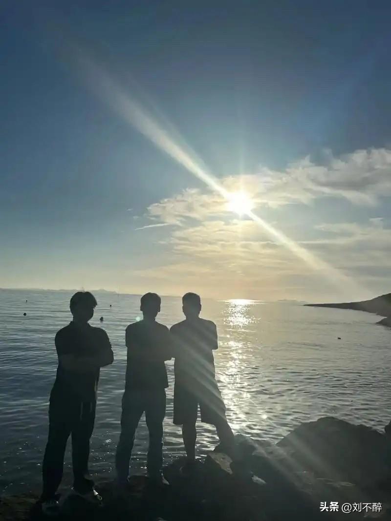 大哥80多岁了，
前天打电话让三弟给他送两万元。
结果三弟来问我，
这钱究竟该不