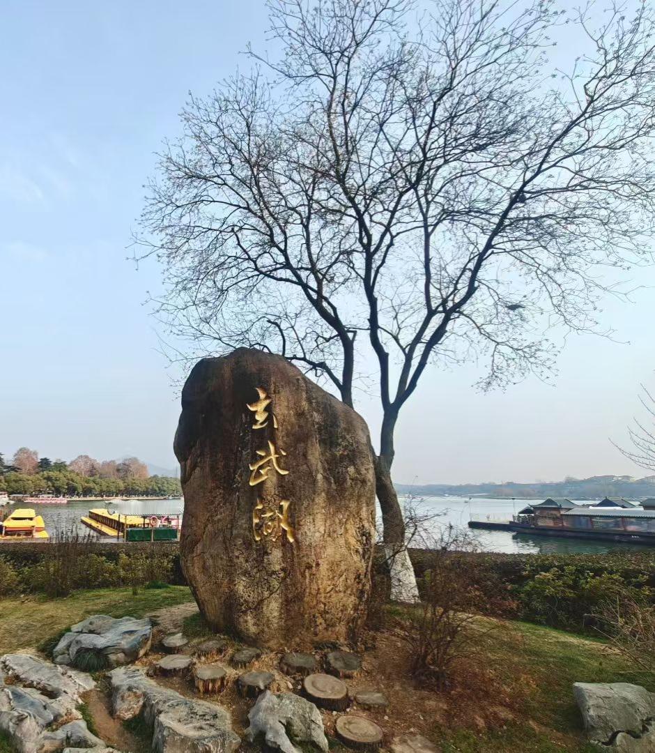 少操心少费脑：活得简单，才是顶级精明
 
前几天整理衣柜，翻出一件三年没穿的毛衣