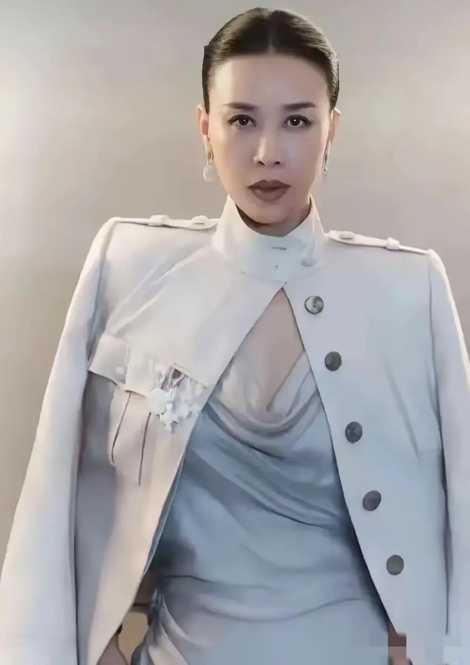 恕我直言，对那英真的歌真的喜欢不来！
她唱的歌年轻时还可以，现在中气不足声音不稳