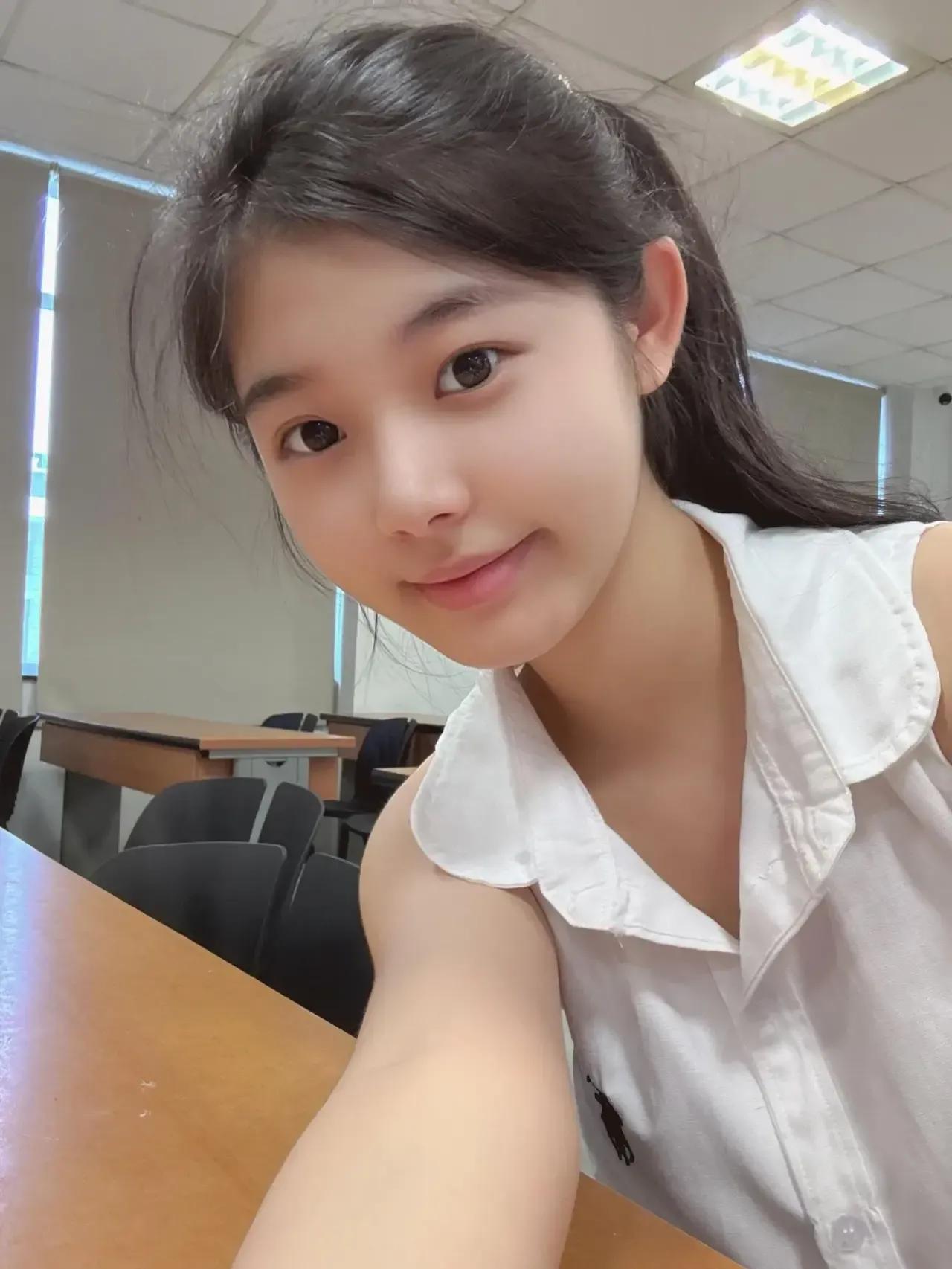 窗明几净，书香满溢。