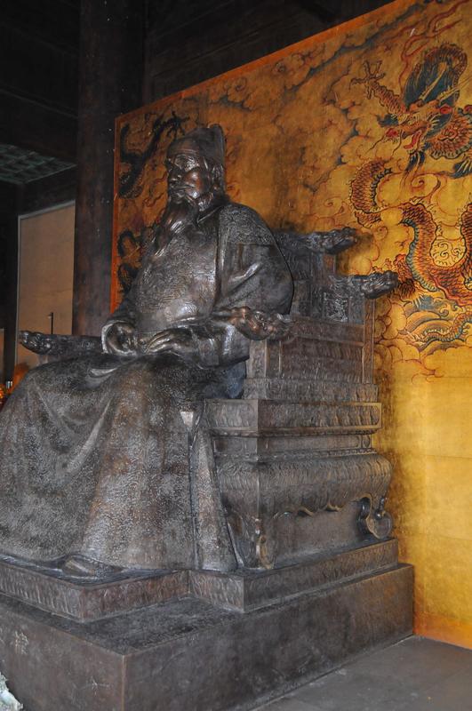 明成祖身世之谜：从元朝后宫到永乐大帝

《明史》称朱棣为马皇后所生，但南京孝陵神