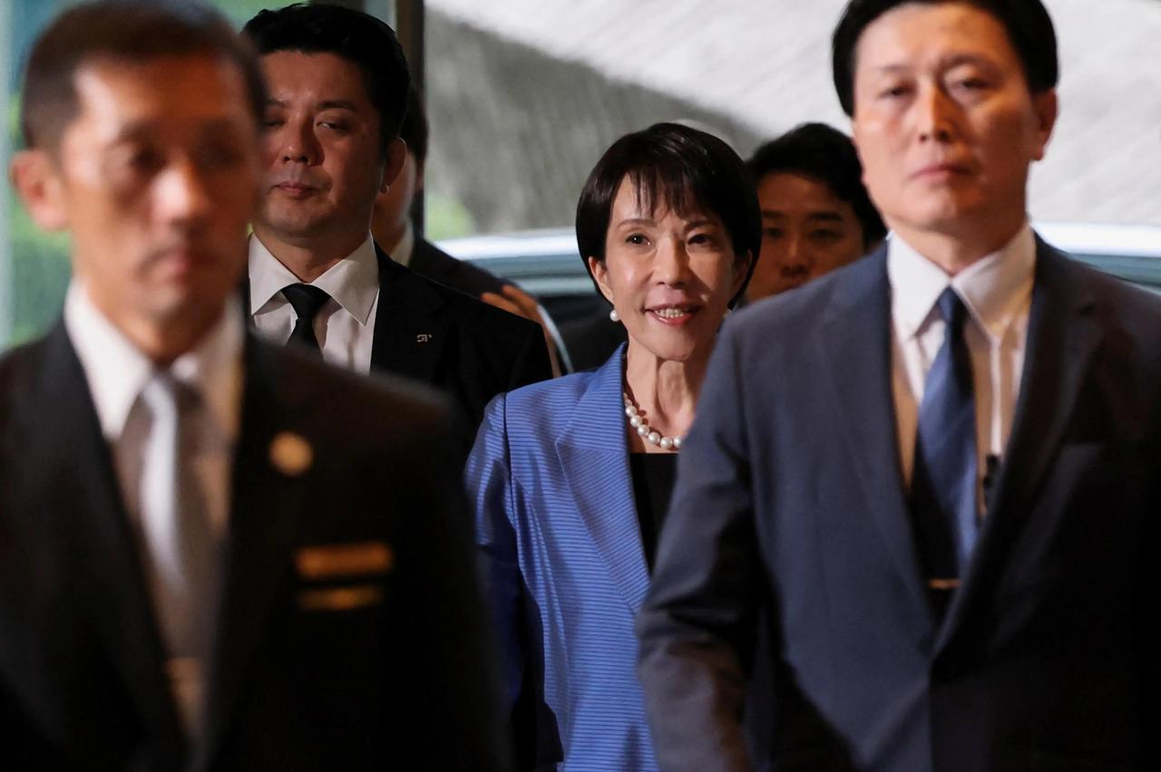 高市早苗刚当上日本首相就选择了一条极为错误的政治之路，注定要为自己的错误行为付出