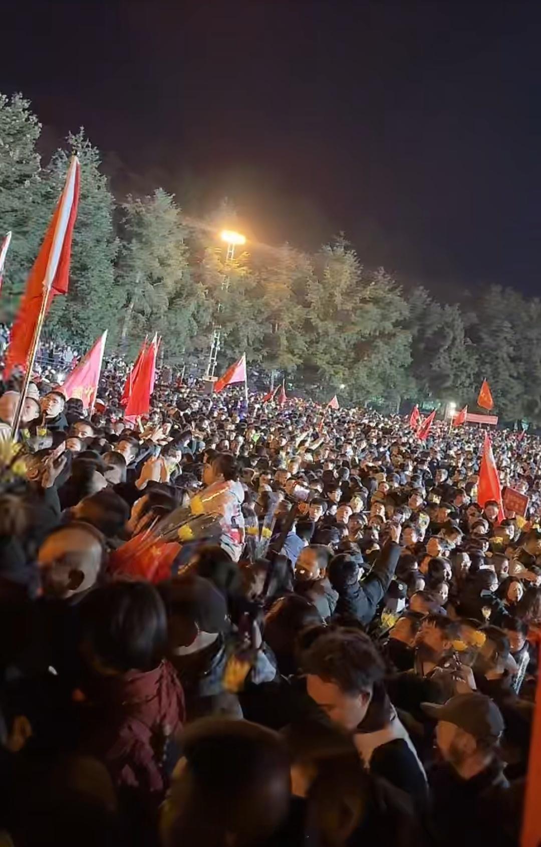 韶山铜像广场上人山人海，却秩序井然。几十年来，从来没有出现过任何问题！这一切源于