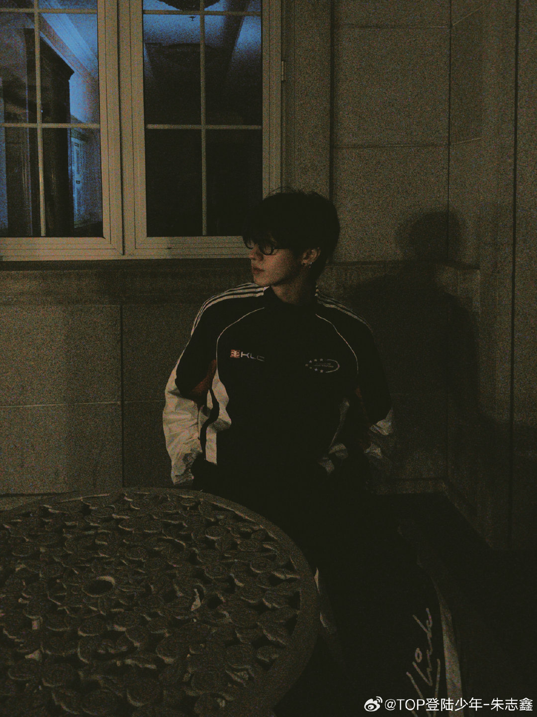 朱志鑫眼镜男神 朱志鑫最新随拍来啦！咱就说眼镜男神来的吧，不管戴什么款式的眼镜都