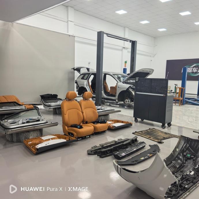 这里面有两位行业优秀工程师，一起来看看东风奕派008到底够不够下料

拆完底盘，