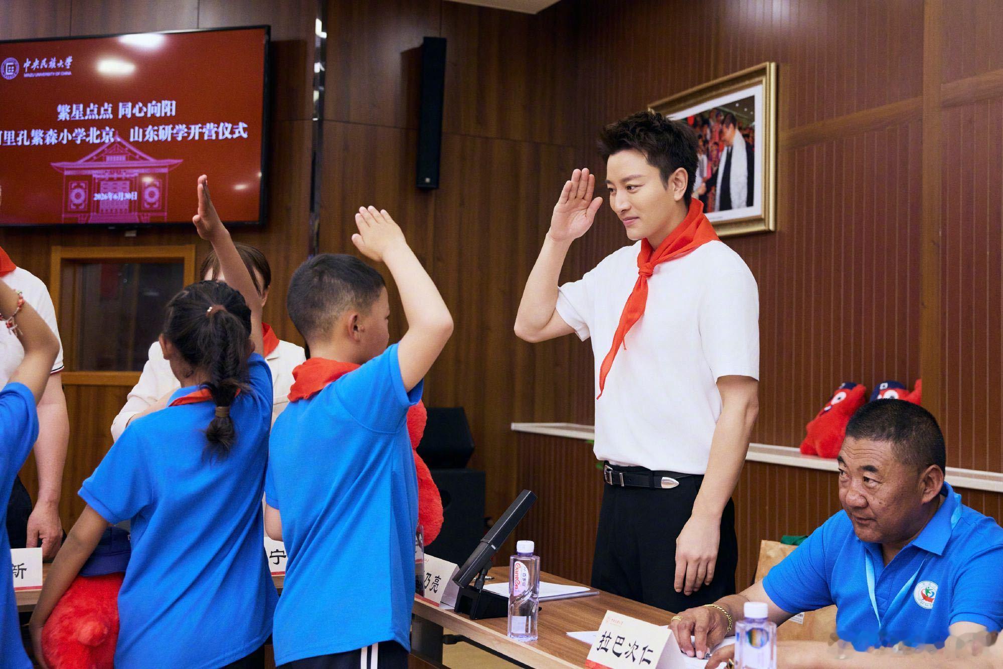 贾乃亮参与西藏研学营 跟着研学营走进高原，认真倾听小朋友的心里话 