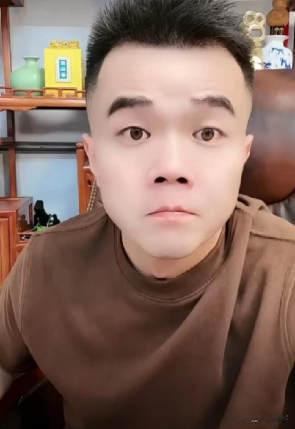小胖暗示保哥没进去，只要及时退还投资款就没啥大事，如果像保定府磊哥那样，这帮主播