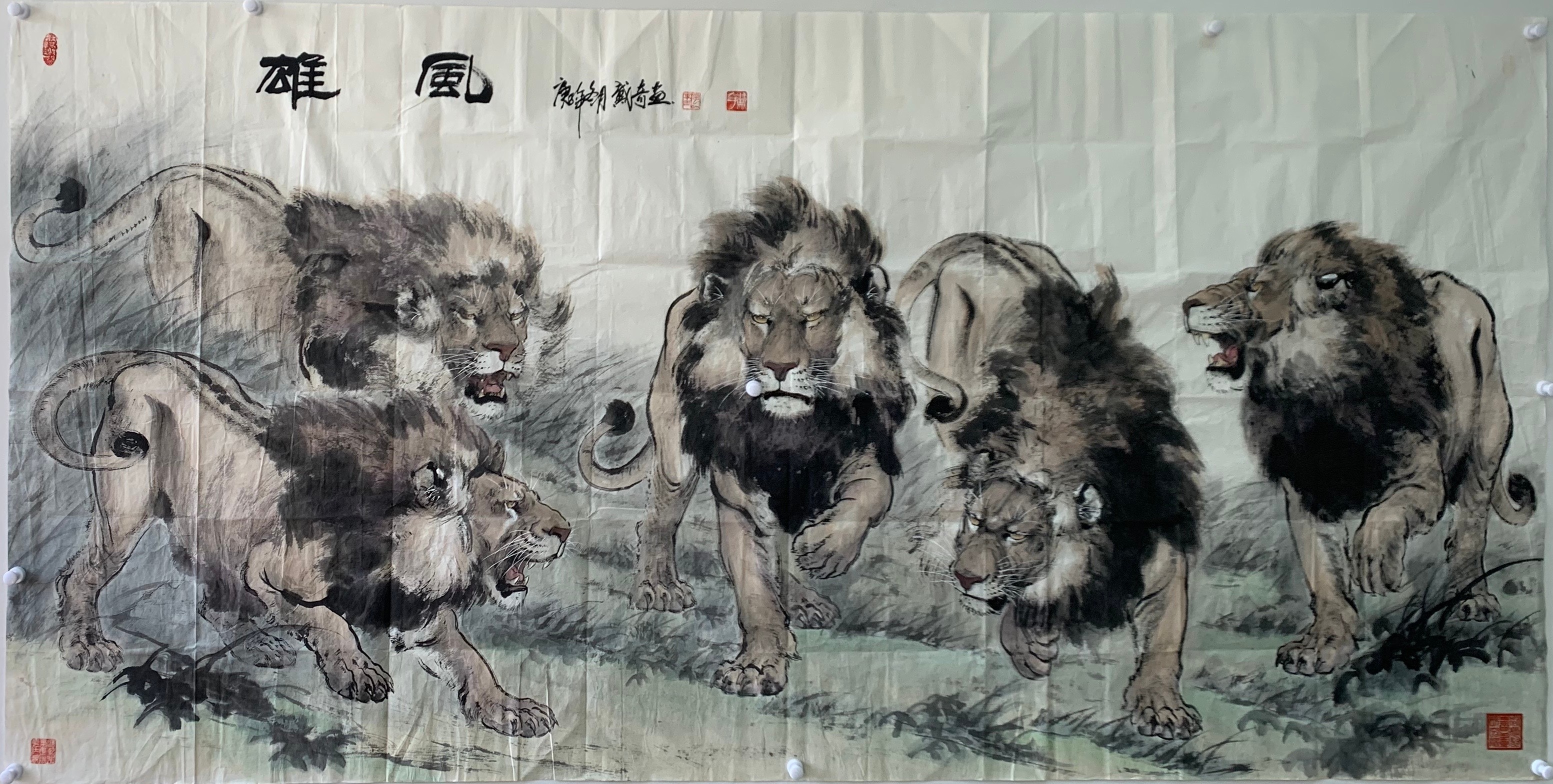 传统笔墨，当代精神古松、群狮、书法，传统题材里蹦出当代精神。“雄风”是旧题新解：