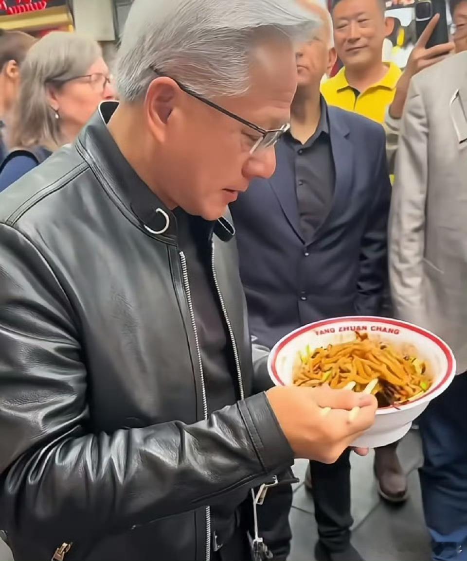 黄仁勋去吃了炸酱面华人大佬来到中国也还挺接地气呀黄仁勋吃老北京的炸酱面，也没在带