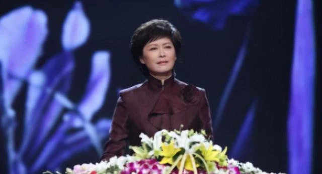 再见了敬大姐 很多人认识她，是在《焦点访谈》那间演播室里。她不靠语速快、嗓门大，