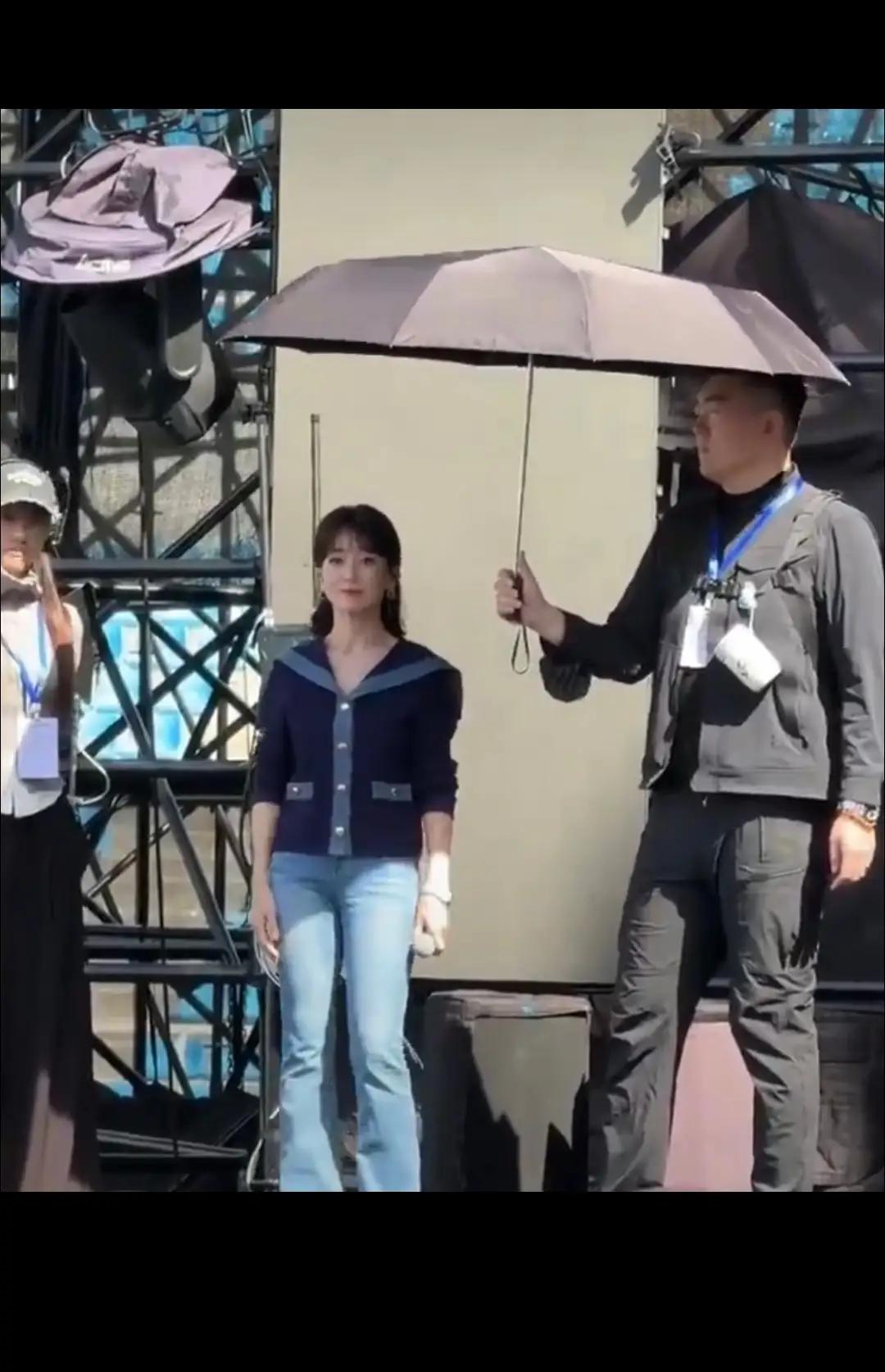 以前还是很喜欢赵雅芝的，现在觉得她的商演很掉价。

别人这个年龄都养尊处优了，她