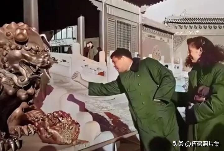 1979年12月，世界拳王穆罕默德·阿里首次访华期间，身穿军大衣在北京故宫游览时