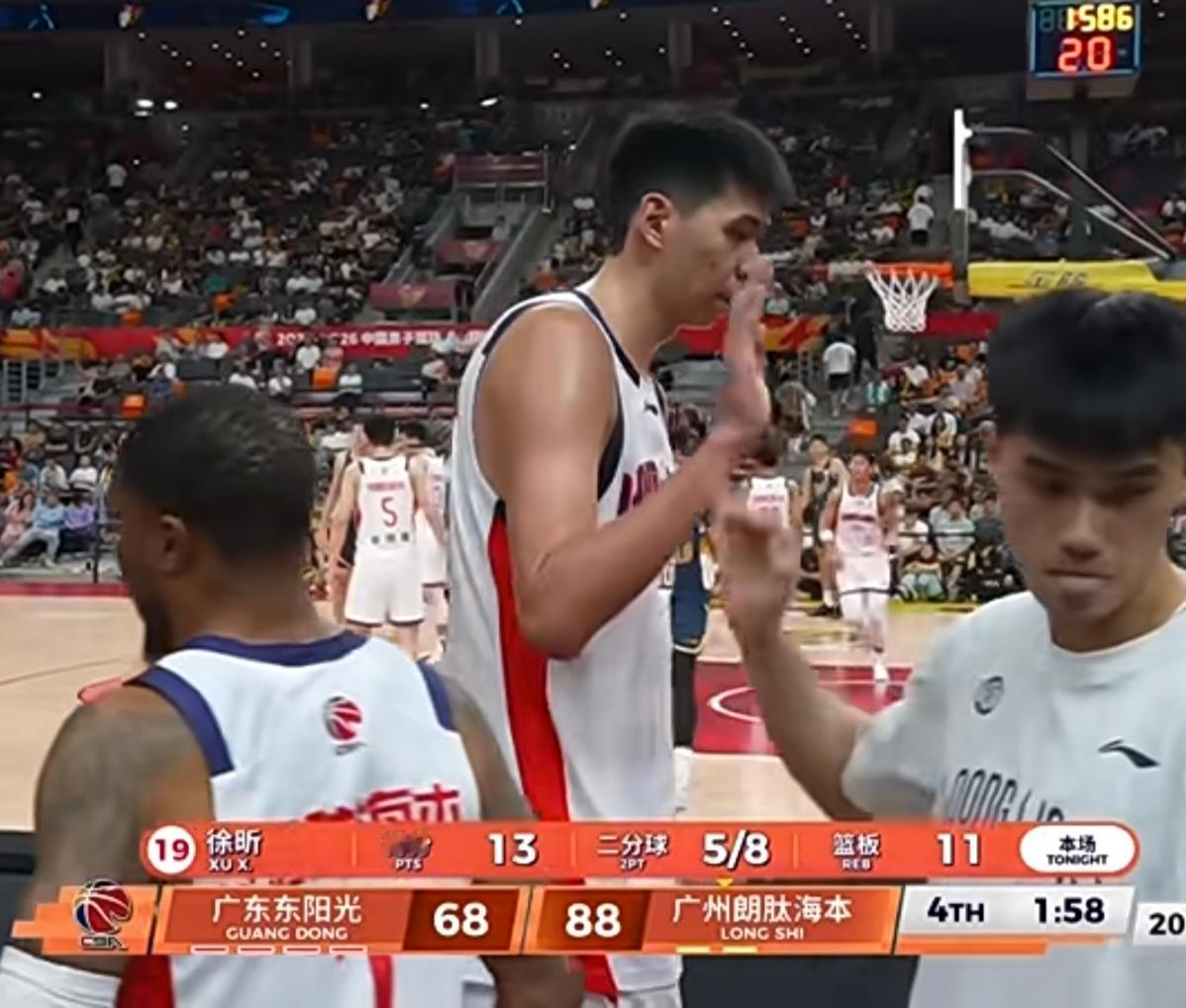 季后赛第一日最佳镜头，徐昕两双隔空回应主场球迷，打到某队，说到做到！