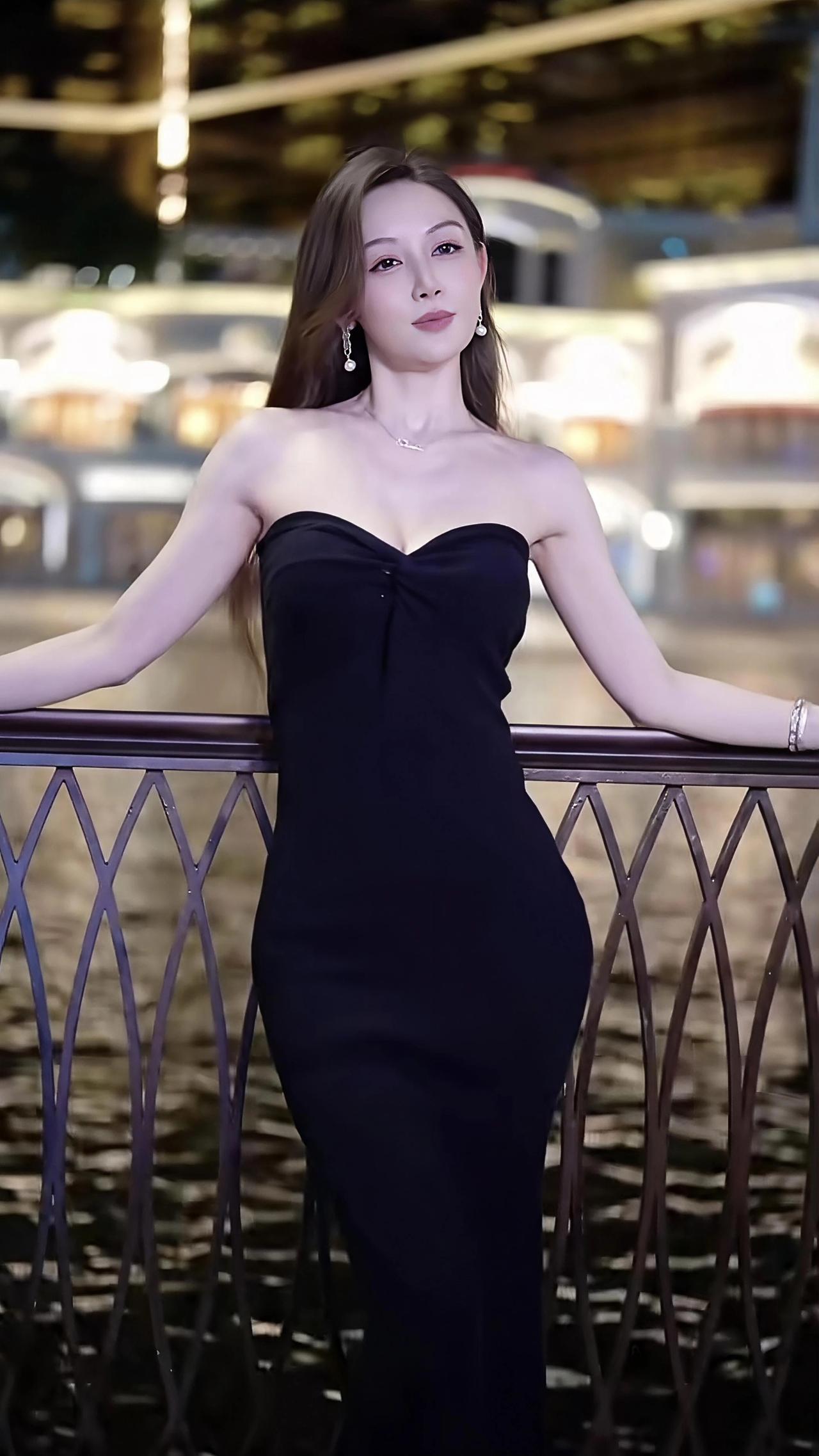 @敏敏💫 @小敏～ 
御姐 美女 气质这一块拿捏死死的 极品身材