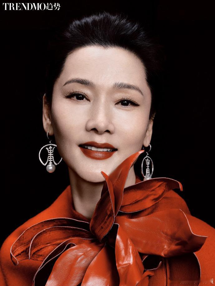 趋势镜头下的女明星们 这次趋势杂志九月号请来了郝蕾，大片给人的感觉就是不一样，既
