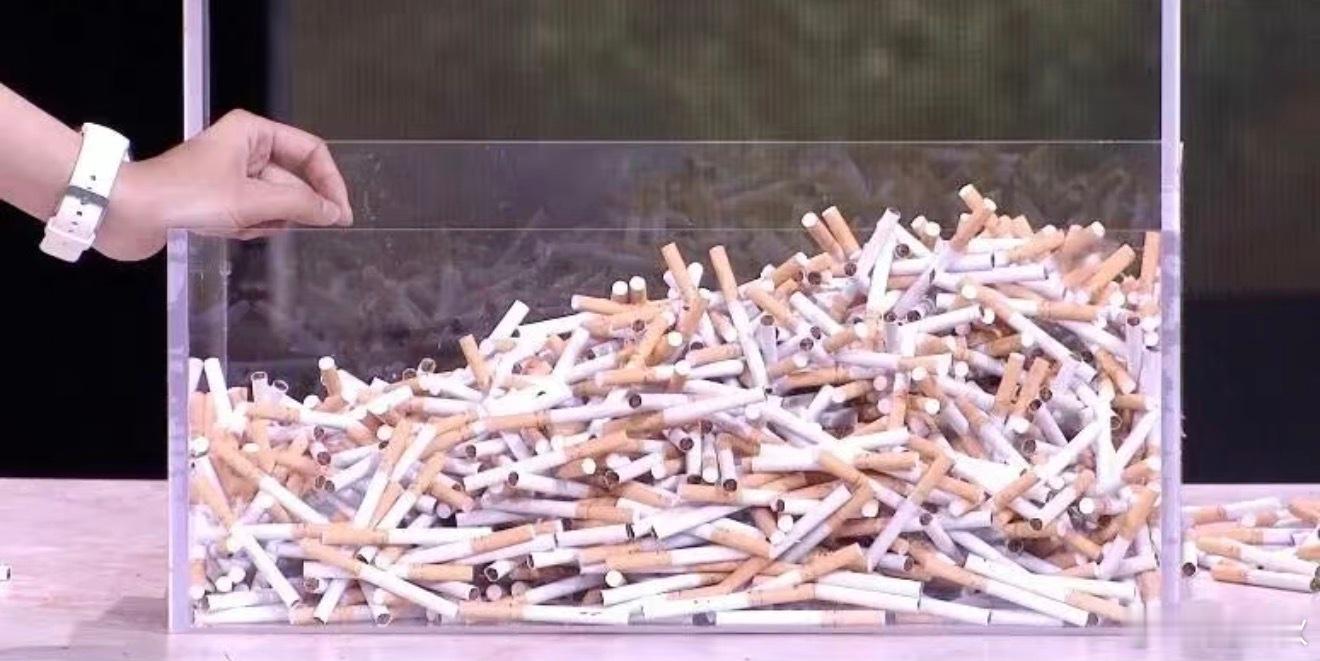 三手烟你有没有过这样的经历？坐进网约车，推开KTV包厢的门，走进陌生的办公室，一