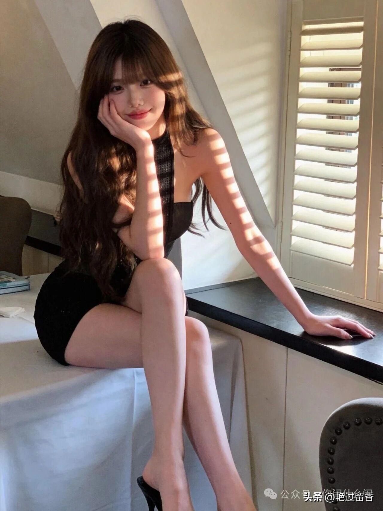 阳光洒进来的午后，黑裙女孩的温柔瞬间！