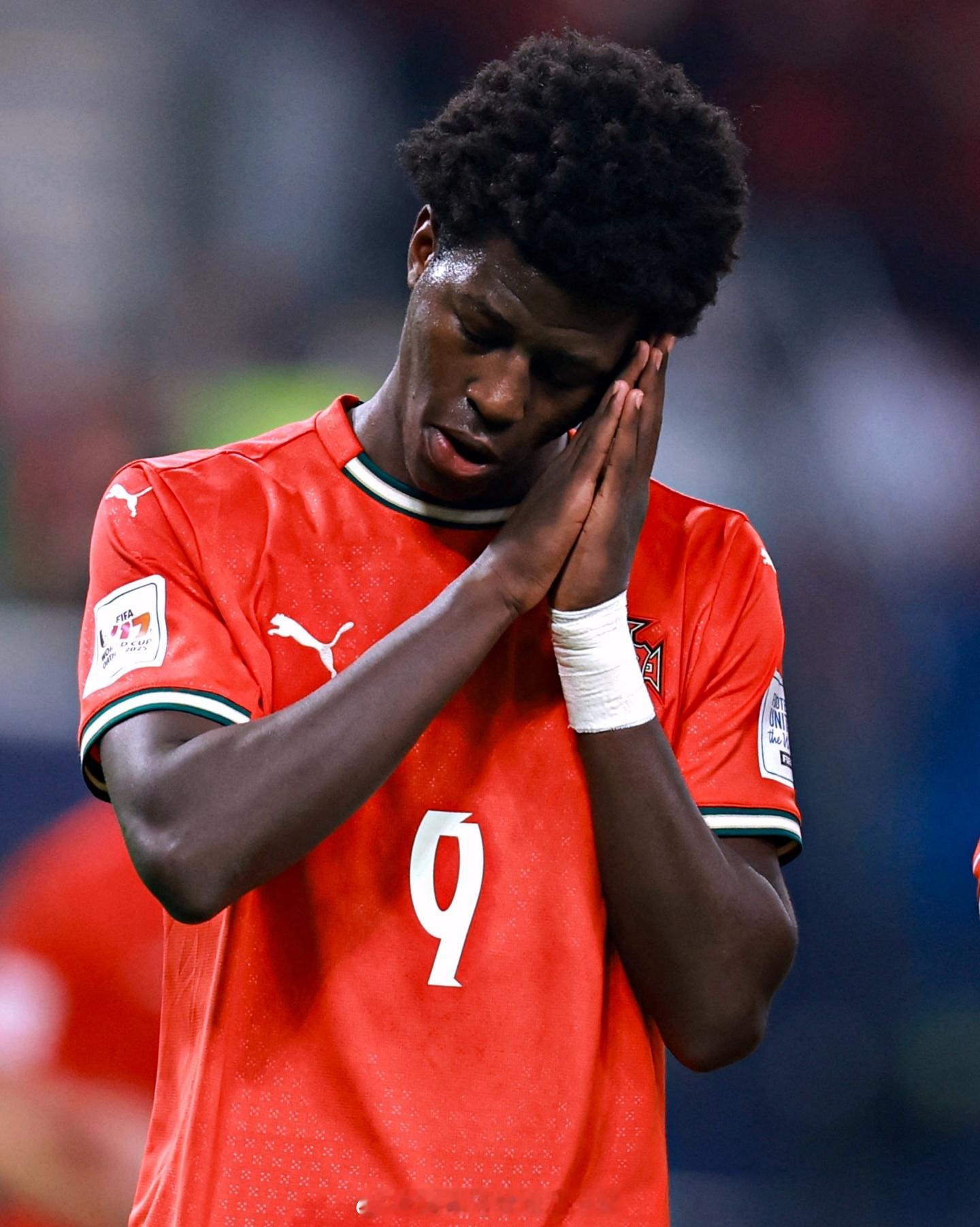 出生于2008年的阿尼西奥，本届U17世界杯8场7球，来自本菲卡青年队 