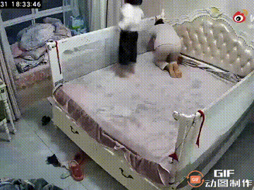 带娃真的不能马虎！陕西宝鸡一名女子正在铺床单，年幼的女儿在床上蹦蹦跳跳，她也没有