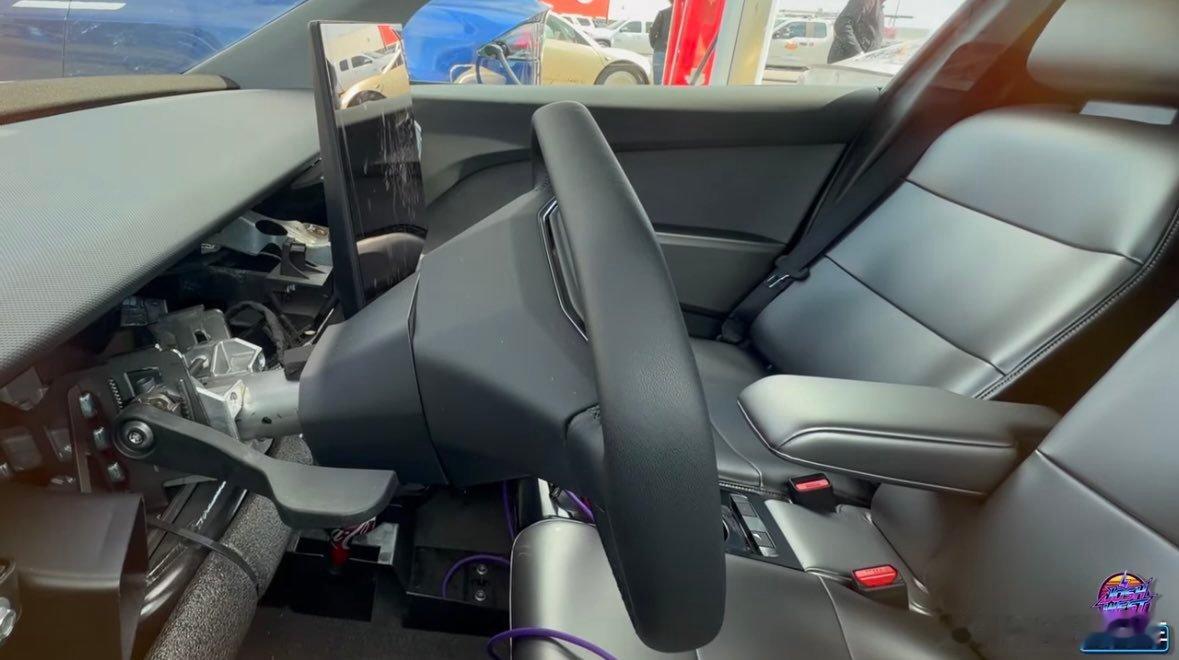 Cybercab的临时转向结构，看着像是Cybertruck同款，不出意外是线控