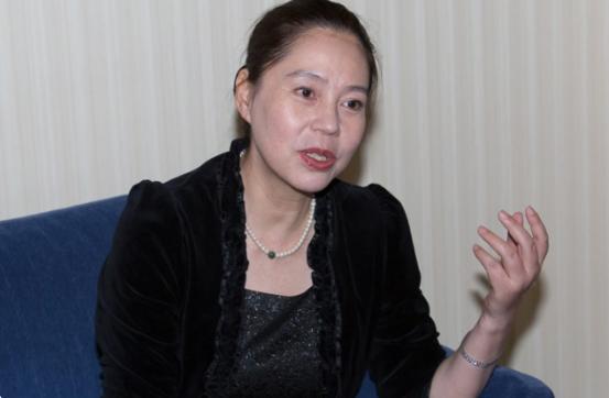 她在比赛期间叛逃美国，令中国队遭受重创，32年后回国，目的不是道歉，而是圈钱。北