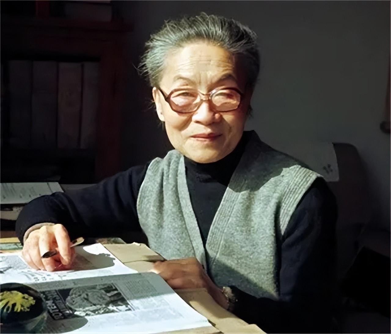 [太阳]1998年，钱钟书和女儿相继离世，杨绛独居。88岁的费孝通感觉自己终于有