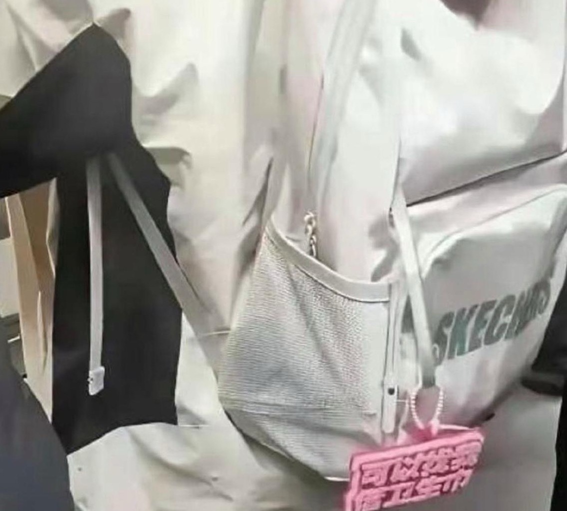 地铁上看到的，现在的小姑娘也太勇敢了 