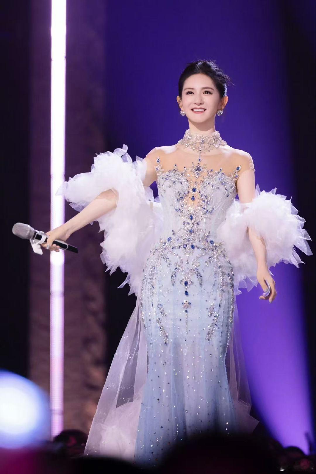 谢娜女儿崇拜的小眼神谢娜爱莎公主女儿说谢娜像爱莎公主 