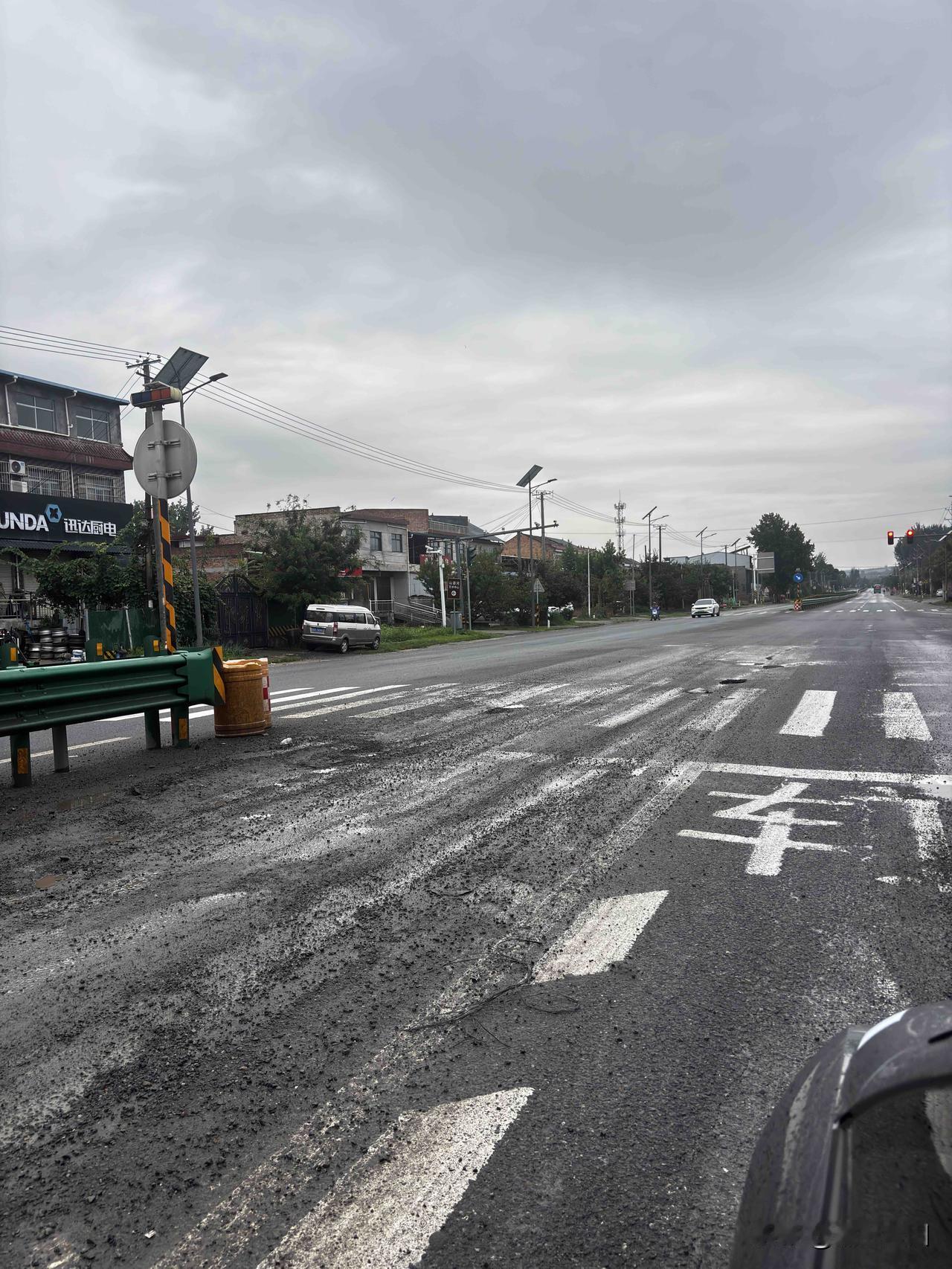 312国道西川漫道村路口这里，这路坑坑洼洼的，有段时间了，建议有关部门给修一下。