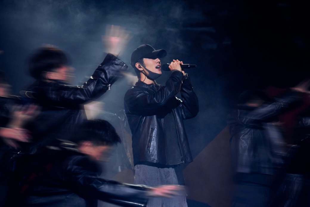 肖战点歌肖战发了两个字粉丝高兴疯了，猜测是否要开演唱会，能和偶像见面肯定很激动！