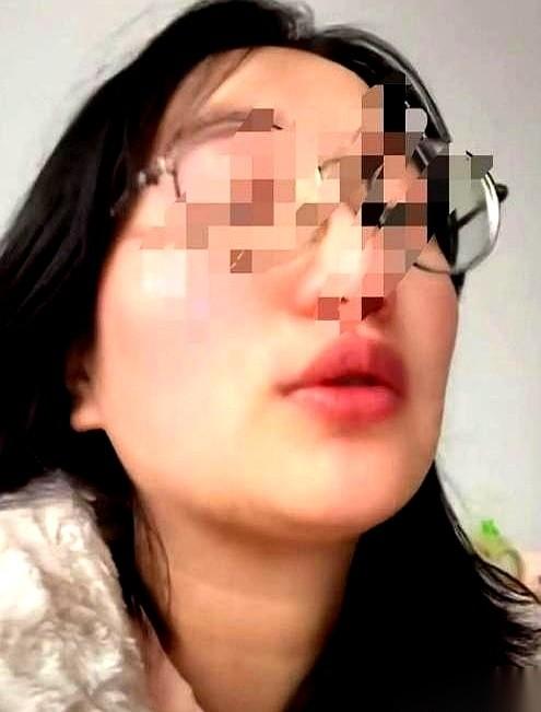 “拿不出手，就别回来了。”
就这一句。
电话那头是亲妈，电话这头，一个抱着七个月