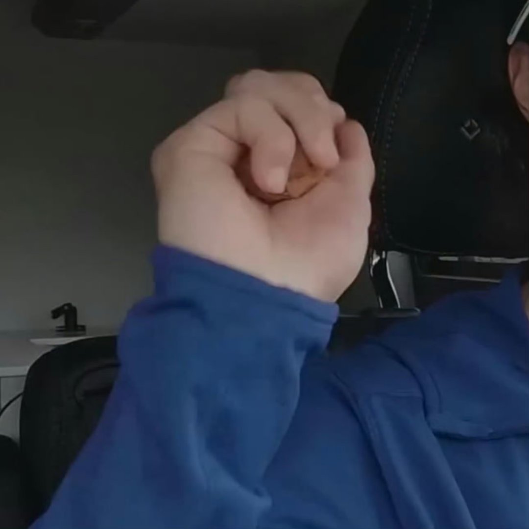 王一博开车也要盘核桃，哈哈，