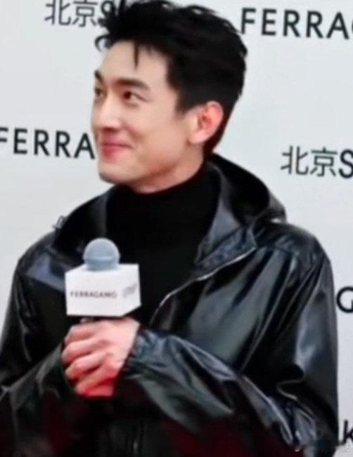 高圆圆你也是没放过林更新 林更新帅出天际了！粉丝当然叫老公老公啦！连我都想叫老公