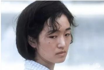 《霸王别姬》筹拍阶段，导演陈凯歌却不愿意让巩俐进组，理由并不复杂，也不算专业，他