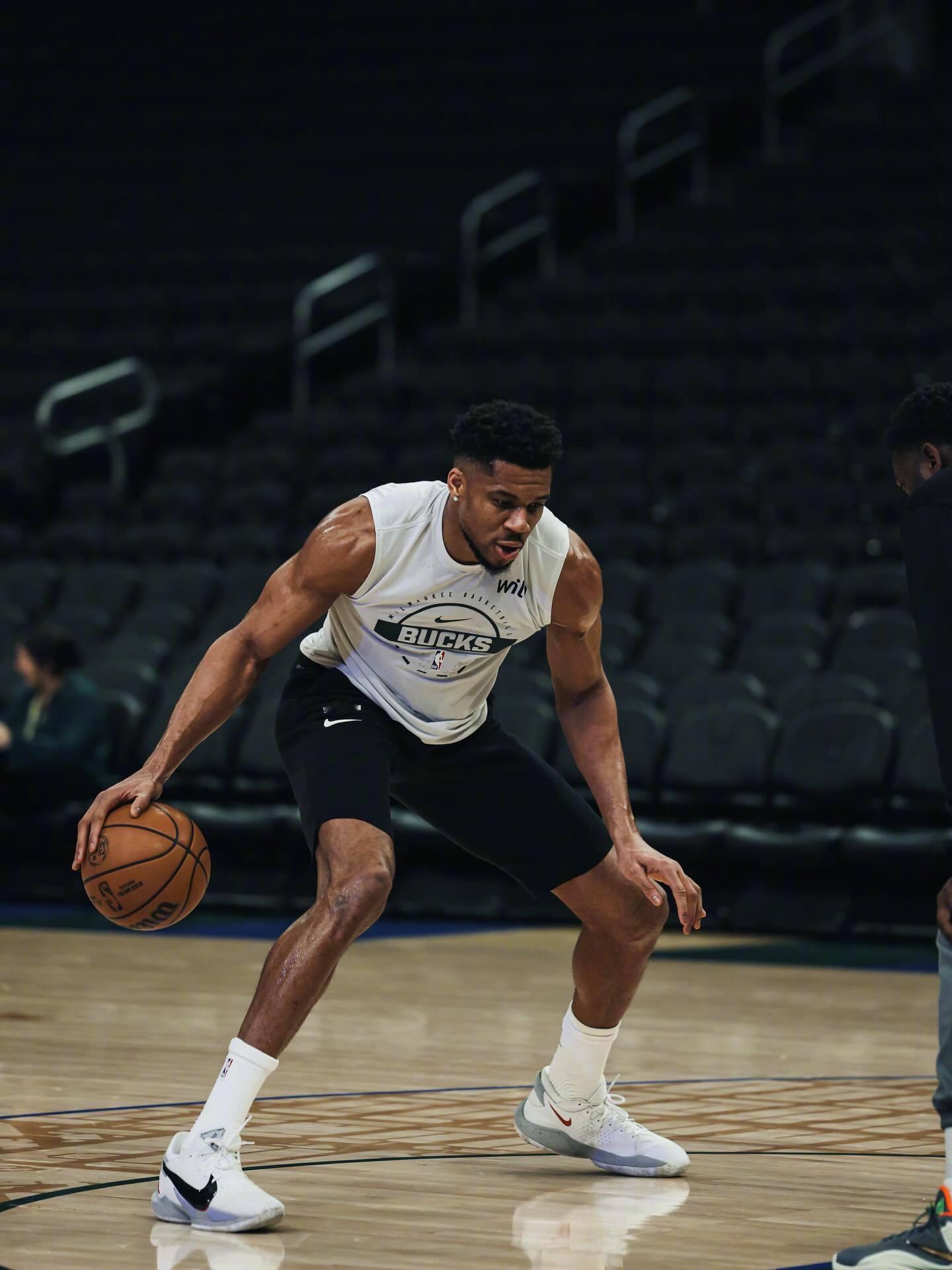 字母哥将留队 Shams报道，雄鹿正式告知其他球队，他们将在交易截止日前留下字母