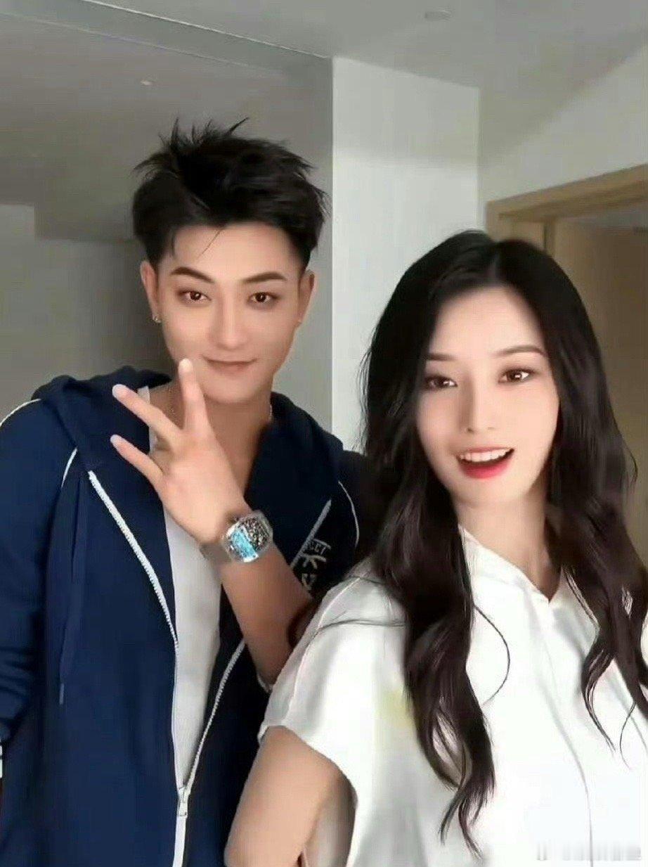 黄子韬的女朋友确实让人感觉很脸盲，很漂亮，就是记不住。 ​​​