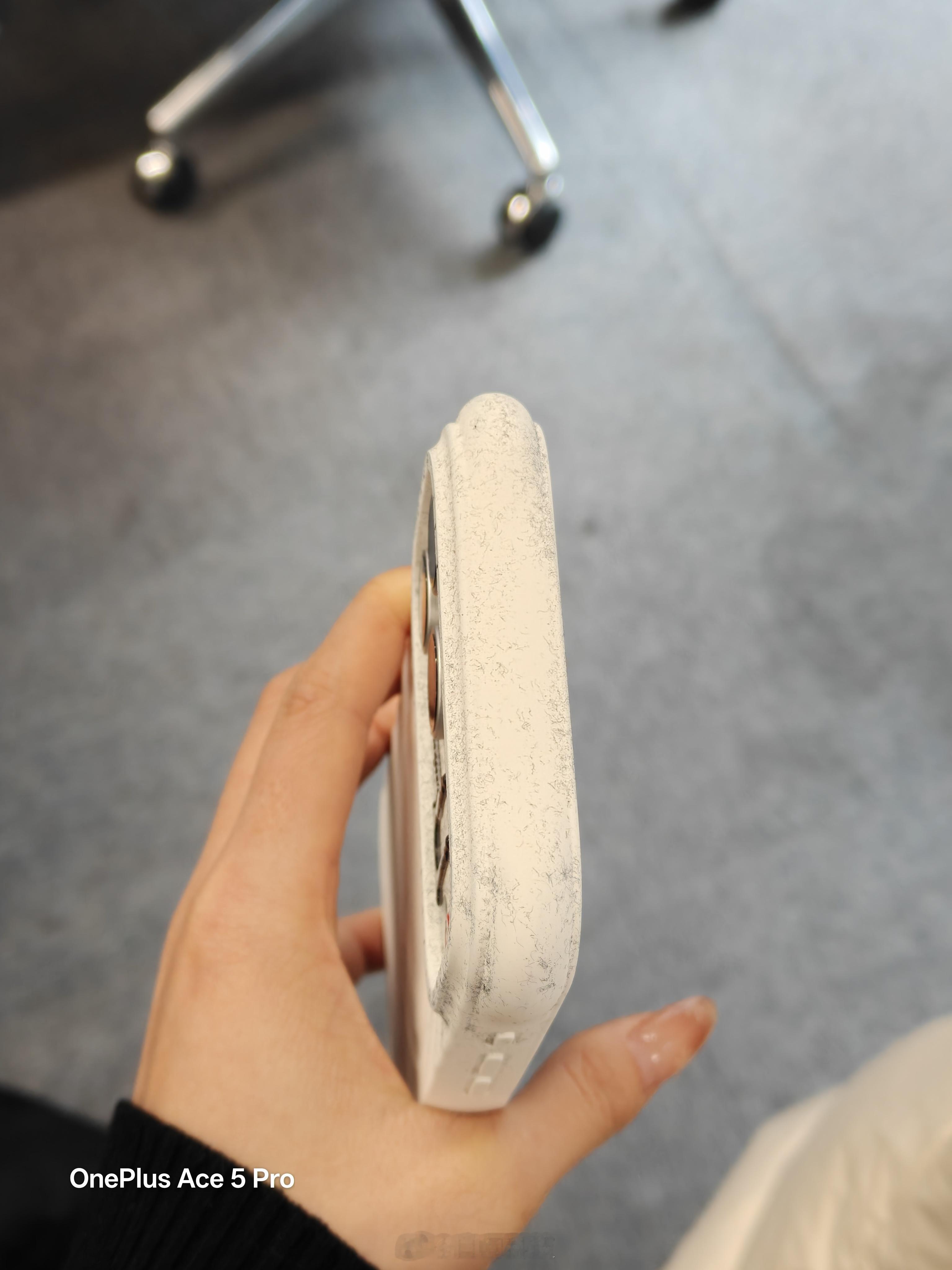 白色硅胶手机壳从裤子口袋里拿出来……