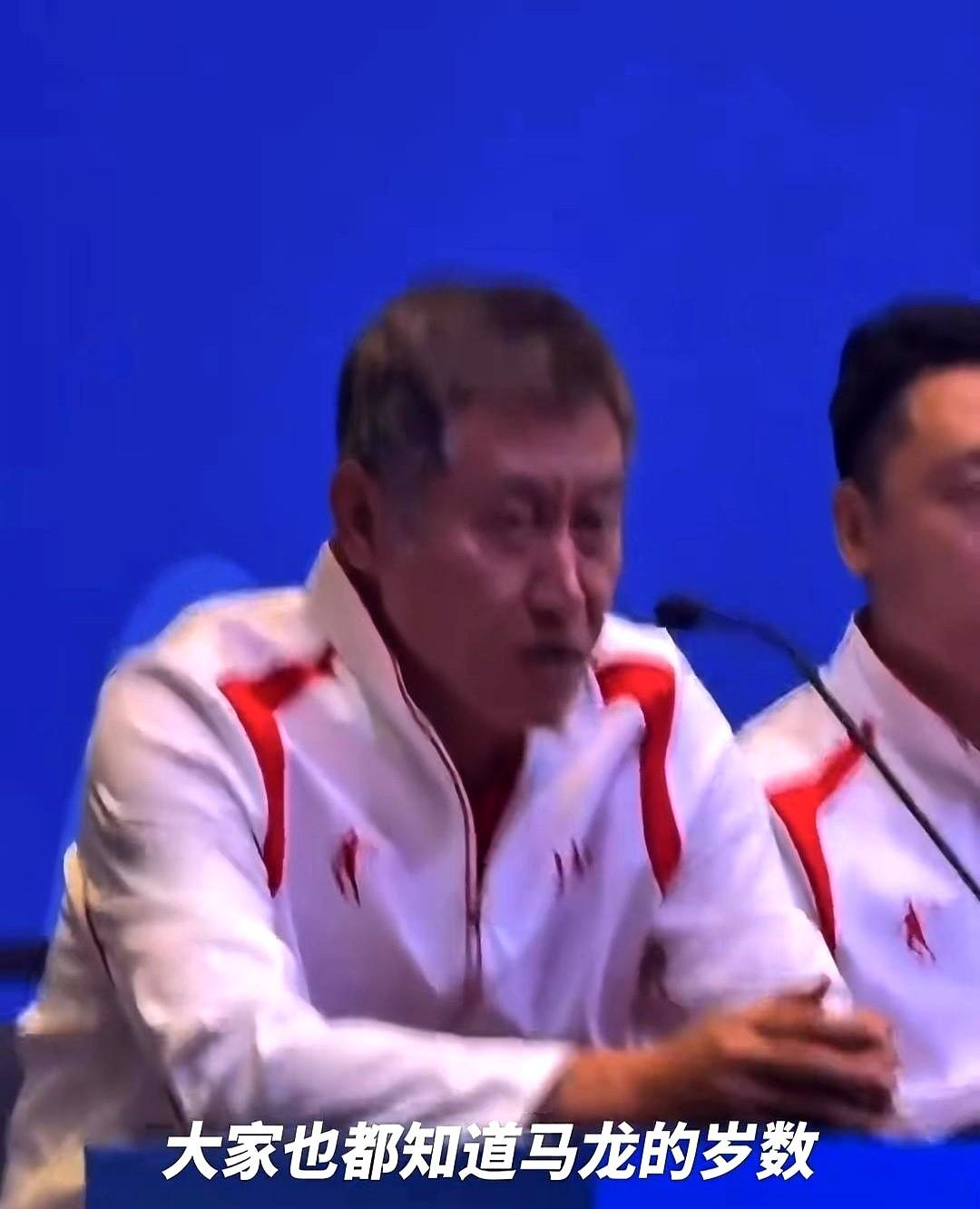 北 京队张雷教练这是得罪了多少人啊[偷笑]。
张雷教练在发布会上把队伍的年龄结构