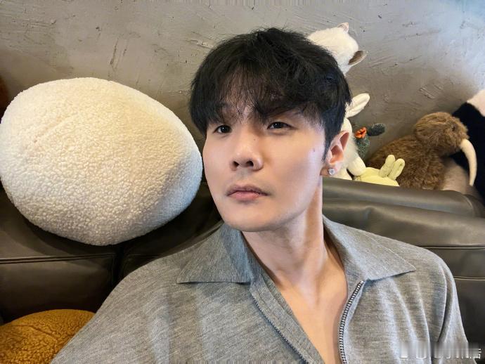 #李荣浩出道11年##李荣浩今天出道11周年# ​​​李荣浩出道 11 周年啦，